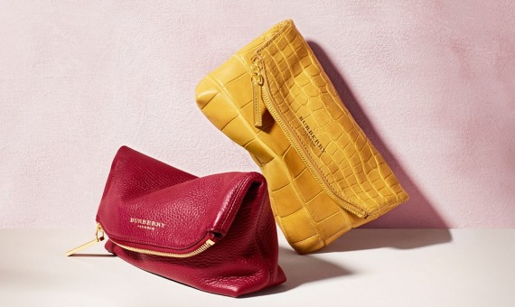 Too Faced ficha a la hija de Clint Eastwood para su nueva colección de maquillaje 14 bolsos