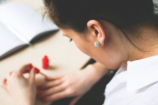 Cómo recuperar el color natural de tus uñas con aceite de oliva 8
