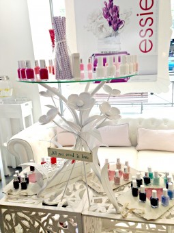 Essie, los pintauñas ideales para las manos de una novia 5